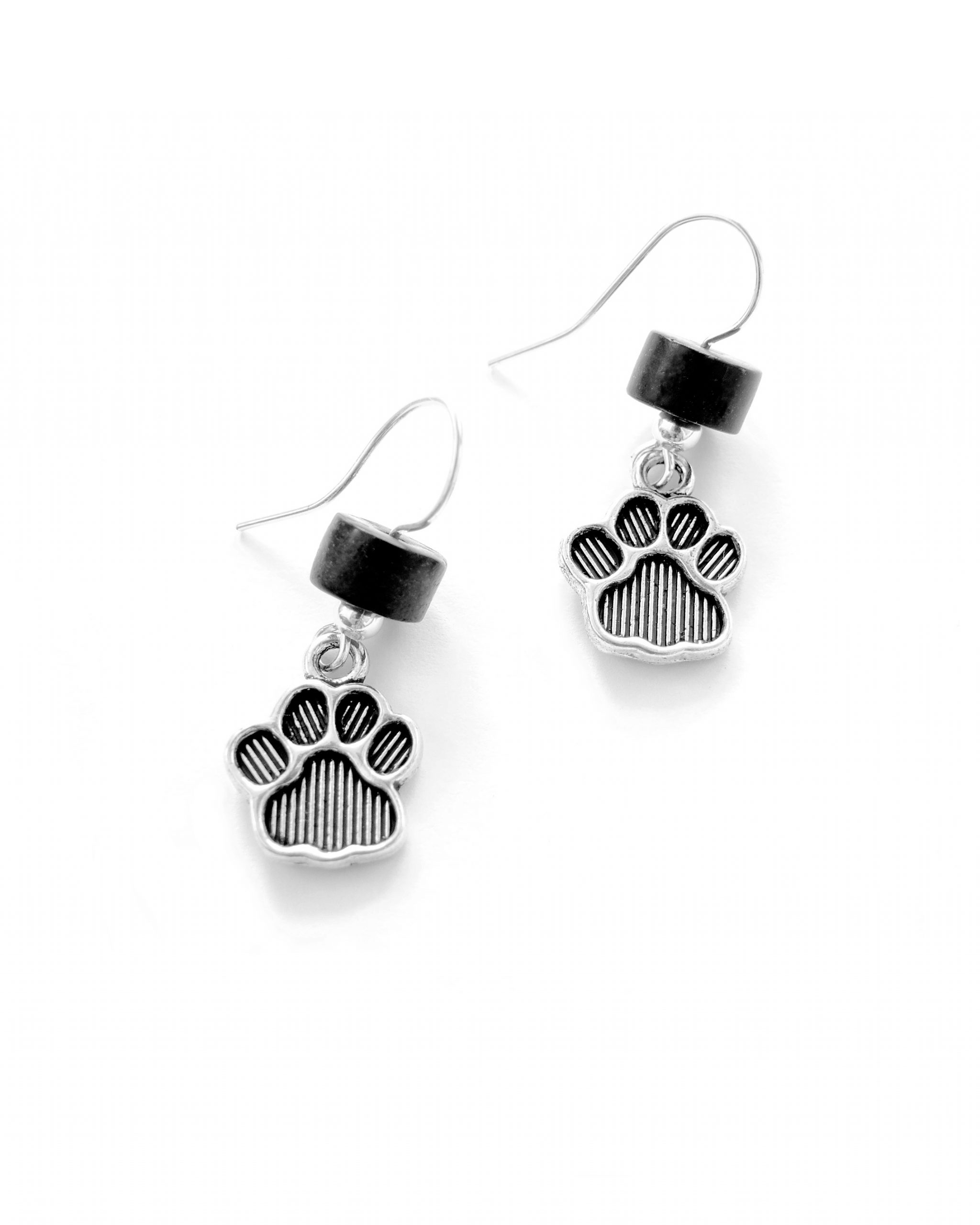 Tassukorvakorut (musta helmi)